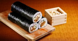 ▲7種類の具材を使用した『青の舎特製 恵方巻 ▲7種類の具材を使用した『青の舎特製 恵方巻