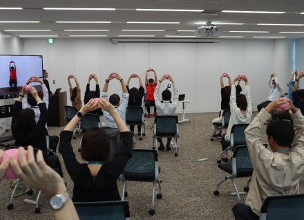 アルティウスリンク株式会社│ウェルネス推進の一環として運動プログラムを実施！