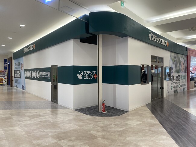 全国に 100 店舗超えのインドアゴルフスクール「ステップゴルフ」　ステップゴルフプラスおゆみ野店　2024 年 1 月 25 日グランドオープン！！