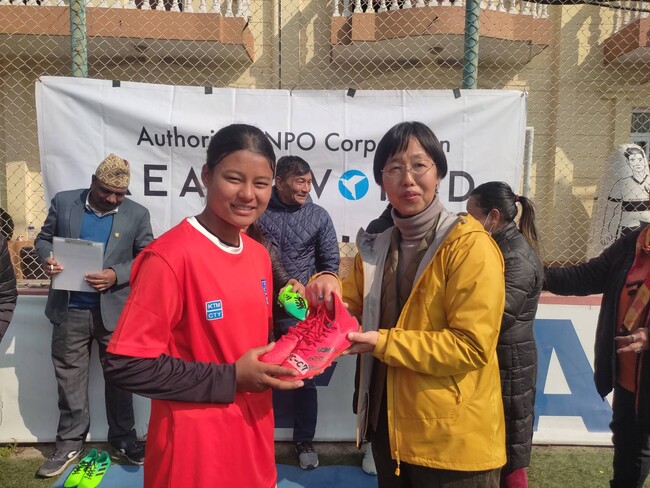 認定NPO法人REALE WORLDが、U-19サッカーネパール女子代表チームにスパイクを寄付