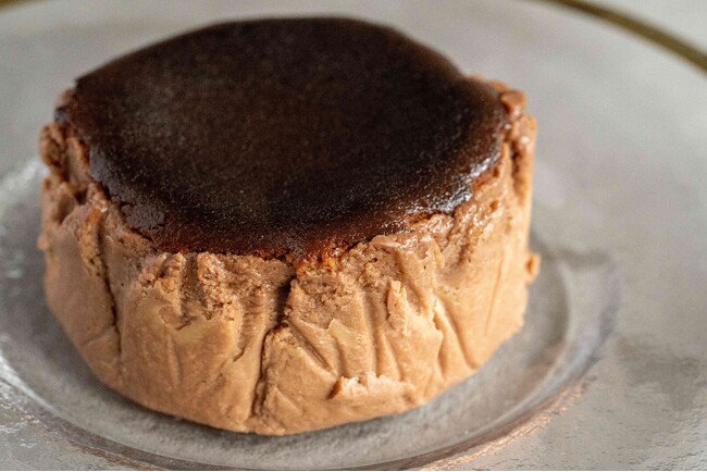 【小麦の奴隷】今年のバレンタインはこれで決まり！新商品「とろ生チョコバスクチーズケーキ」が2月1日より期間限定で販売開始！チョコレート愛好者も虜になる贅沢で本格的な逸品
