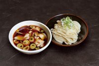 つけ麺スタイルの肉つけうどん店「うつけ」季節の彩メニュー「豚肉麻辣熱汁つけうどん」