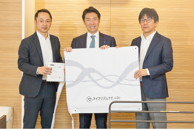 塩崎彰久厚生労働大臣政務官がエコナビスタ社を訪問し、高齢者施設見守りシステム「ライフリズムナビ＋Dr.」をご視察