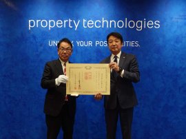 紺綬褒章授与の様子(左:広島県尾道市長 平谷 祐宏 様、右:当社代表取締役社長 濱中 雄大) 紺綬褒章授与の様子(左:広島県尾道市長 平谷 祐宏 様、右:当社代表取締役社長 濱中 雄大)