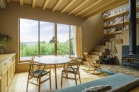 寒い冬もココロまで豊かになる。住まいの中心に「薪ストーブ」のある暮らし