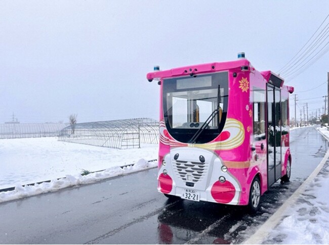新潟県弥彦村で自動運転EV「MiCa」の通年運行を開始