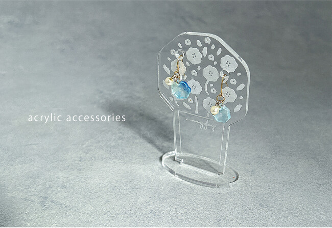 【嬉しいスタンド付き】アクリルショップシンコーにて、初のアクセサリーとピンバッチの販売がスタート