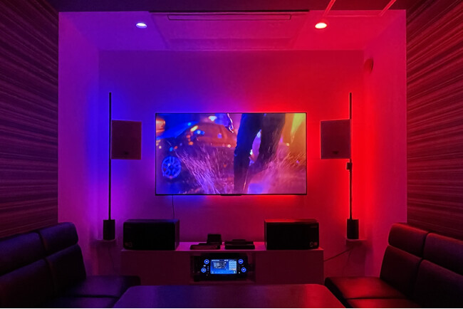 シグニファイ、Philips Hueの映像シンクロが体験できる「オーロラライティングルーム」を全国のJOYSOUND 直営店7店舗に追加展開