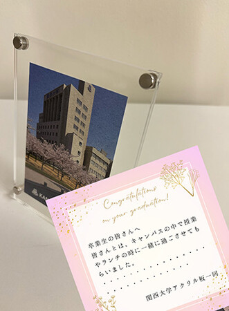 ◆関西大学が飛沫防止用アクリル板をフォトスタンドとして再生◆私たちを遮ってきた「アレ」が卒業記念品に！？