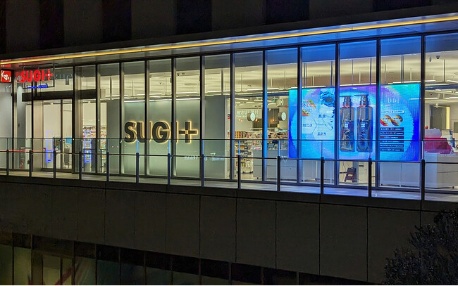 様々な施設が集まっている羽田イノベーションシティ内の「SUGI+ 羽田イノベーションシティ店」にLEDビジョンを設置しました。