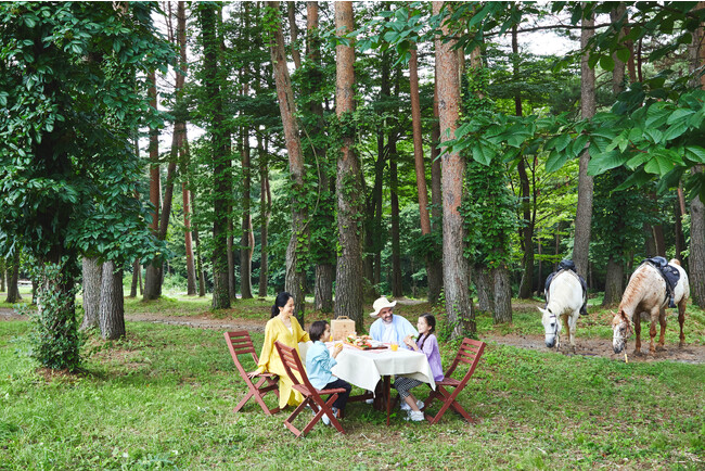【星野リゾート　リゾナーレ八ヶ岳】家族で乗馬とピクニックを楽しむ「新緑乗馬ピクニック」開催 | 期間：2024年5月1日～31日