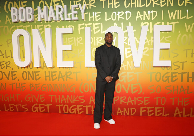 【BURBERRY】トシン・コールが映画『ボブ・マーリー：ONE LOVE』ロンドンプレミアでバーバリーを着用