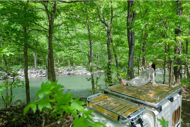 【星野リゾート　奥入瀬渓流ホテル】輝く新緑と瀬音を全身で味わい、国立公園の自然のなかでととのう宿泊プラン「春の渓流サウナ旅」新登場 l 期間：2024年5月8日～29日