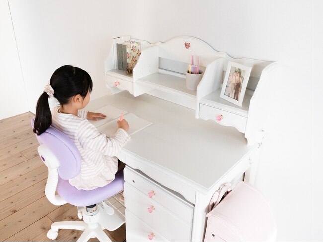 イトーキ、人気の学習机「ジュエルキュート」シリーズより新モデルを1月31日（水）に発売