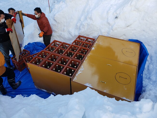 雪中埋蔵酒プロジェクトは今年で20年目　休暇村乗鞍高原、極寒の大地で熟成させる「雪原の華」の雪中埋蔵を実施　～ホテル敷地内の雪の中で春を待つ日本酒、販売はゴールデンウィーク頃～