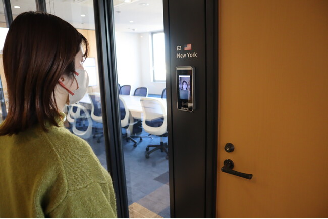 明豊エンタープライズ 本社に研究ラボ「Smart Office Well」を開設しIoT機器、顔認証プラットフォーム「FreeiD」を導入
