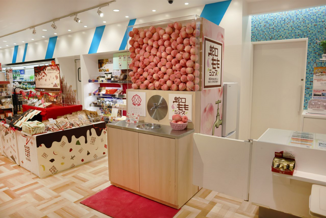 蛇口をひねると桃ジュースが！？富士山静岡空港しずおかマルシェ店で蛇口ももジュースのワクワク体験！！
