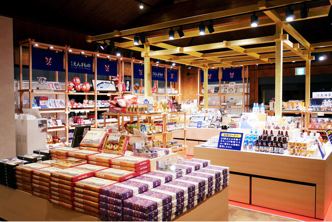 2024年2月1日開業「豊洲　千客万来」の江戸遊楽座エリアに、土産店「豊洲えんぎもの」、和カフェ「豊洲ふくらすずめ」、酒スタンド「豊洲のみよし」がオープン