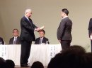 佐藤代表へ盾の贈呈