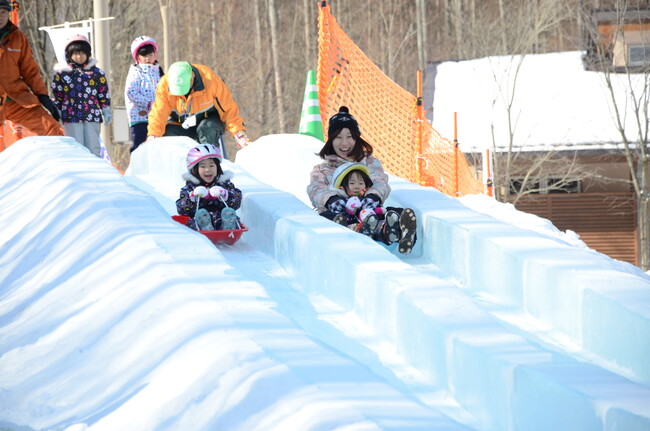 全長約50mの雪と氷の滑り台”アイススライダー”（アルプスあづみの公園 大町・松川地区）