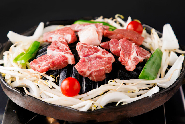 特上生ラム肩ロースと野菜盛合せの「ジンギスカン初回セット」550円！大衆ジンギスカン酒場『東京ラムストーリー』キャンペーン開催