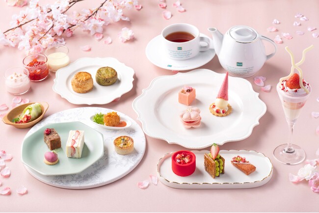 一輪の桜のような桜餡入り苺マカロンなど全14種類　お花見気分で楽しむストロベリー×桜アフタヌーンティー
