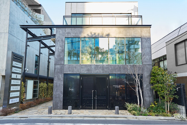 旗艦店 『IPSA AOYAMA』が期間限定店舗装飾を開始！美の象徴ブラックと新商品のキー成分グリーンに染まる特別空間