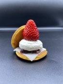 プレミアムいちご生どら焼き(税込500円) プレミアムいちご生どら焼き(税込500円)