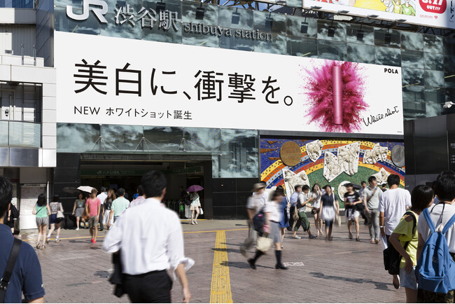 これは、発見か。発明か。美白に、衝撃を※1。2月1日発売、美白※2美容液『ホワイトショット フェイシャルセラム』のOOH広告がJR渋谷駅「ハチコーボード」と東京メトロ銀座線・丸ノ内線をジャック！