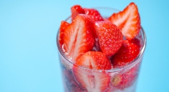 日本酒・ワイン100種飲み放題の店『サケリスト 汐留』の「【あまおう】いちごサワー/ソーダ」が2024年3月31日まで販売期間を延長！