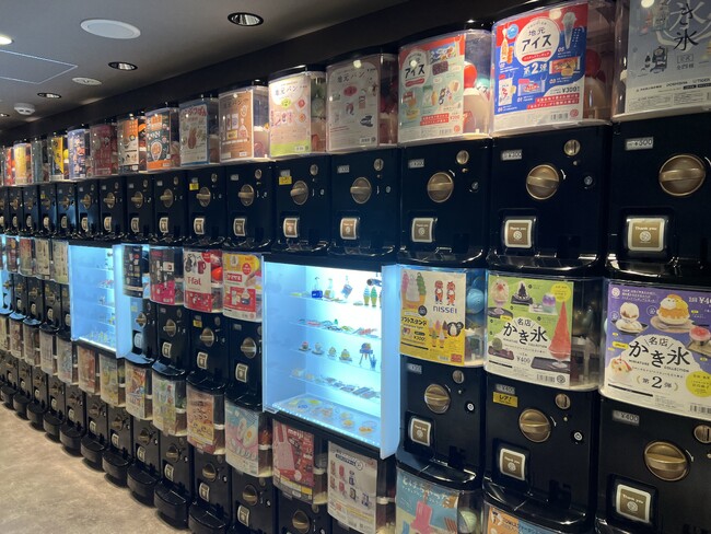 “横浜愛ガチャ”などの限定アイテムをはじめ、約180台のカプセルトイが並ぶ専門店「KENELE STAND」常設店が横浜初出店！