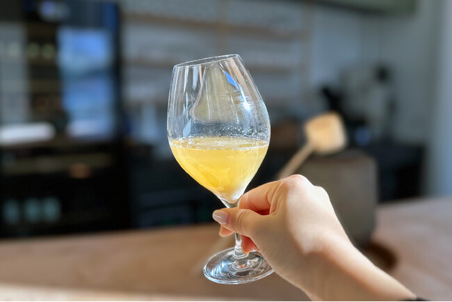 Minimal麻布台ヒルズ店に新メニュー「カカオパルプビール」登場。「T.Y.HARBOR Brewery」と共同開発した、爽やかなカカオの果肉を使ったフルーティな新感覚クラフトビールをバレンタインに