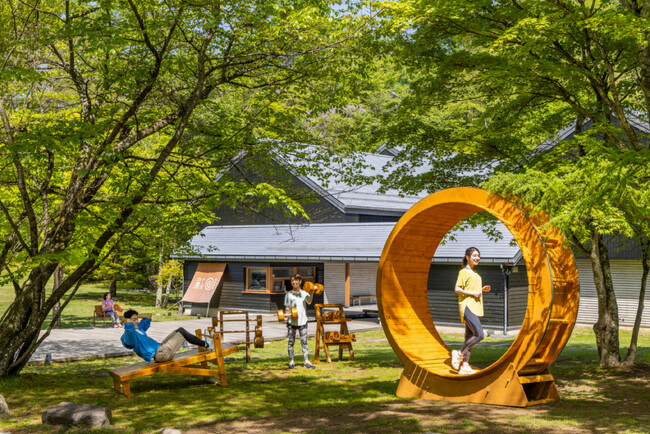 【軽井沢星野エリア】新緑の丘に7種の木製フィットネス器具を設置した「軽井沢 木漏れ日ジム」が登場｜期間：2024年5月10日～7月7日