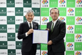 協定締結式の様子(左から芝浦工業大学 山田 純 学長、妙高市 城戸 陽二 市長) 協定締結式の様子(左から芝浦工業大学 山田 純 学長、妙高市 城戸 陽二 市長)
