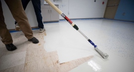 弾性床材の再生技術「Bonaレジリエントシステム」実践講座をビルクリーニングカレッジにて開催