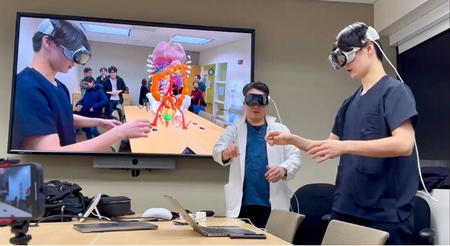 Holoeyes、Apple Vision Proによる空間的医療遠隔カンファレンスをスタンフォード大学医学部で実施