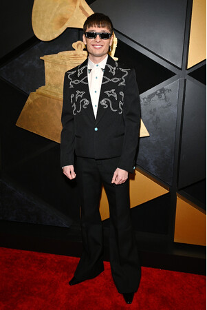 【ルイ・ヴィトン】第66回グラミー賞にて、ペソ・プルマとリル・ダークが、ルイ・ヴィトンを着用して出席