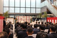 【京都産業大学】2024年4月に開寮する新学生教育寮が2月5日に竣工！創設者の思いを形にしたデザインの陶板モニュメントの除幕式を開催