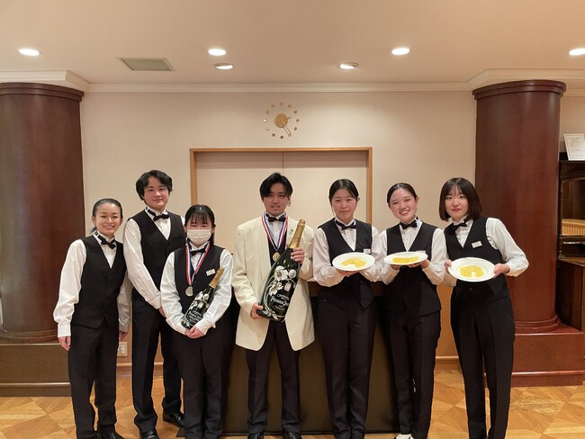ホテル業界を目指す学生による「オリジナルカクテル」「フルーツカービング」の技術発表会を開催しました【京都ホテル観光ブライダル専門学校】