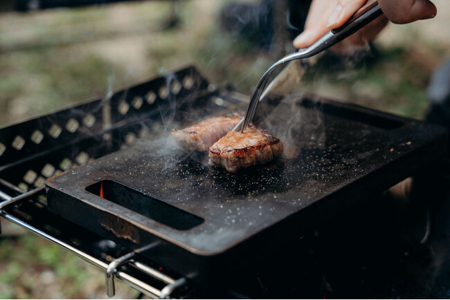 【展示会】アウトドアシーンを盛り上げる、肉専用の超極厚鉄板「MAJIN」が「東東京モノヅクリ商店街」ブースに出展。