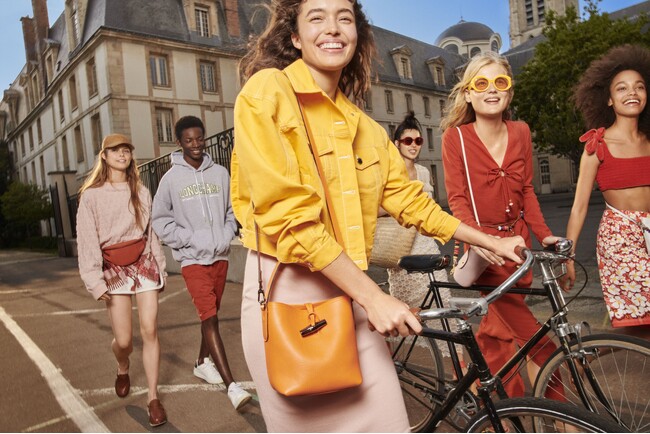 ロンシャン、エレイン・コンスタンティンが撮影した2024年春夏コレクション「LONGCHAMP UNIVERSITY」のキャンペーンビジュアルを2024年2月6日（火）公開