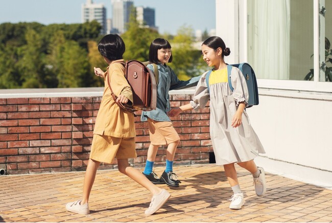 【土屋鞄】25年度向けランドセル2／14発売、約40色揃え、色選びをジェンダーレスに「ミナ ペルホネン」の新作など6割強の製品を軽量化　卒業後修理サービスを新たに開始