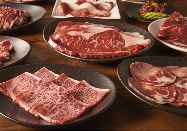 【大阪】厳選した黒毛和牛や熟成肉が食べ放題で楽しめる「牛角食べ放題専門店」