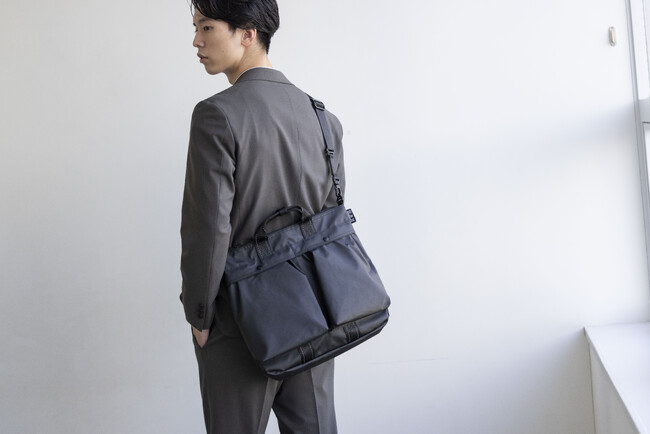 スーツケースの名門ブランドが展開する「サムソナイト・レッド」×「洋服の青山」が企画　ビジネスバッグの新しい形“ヘルメットバッグ”を発売