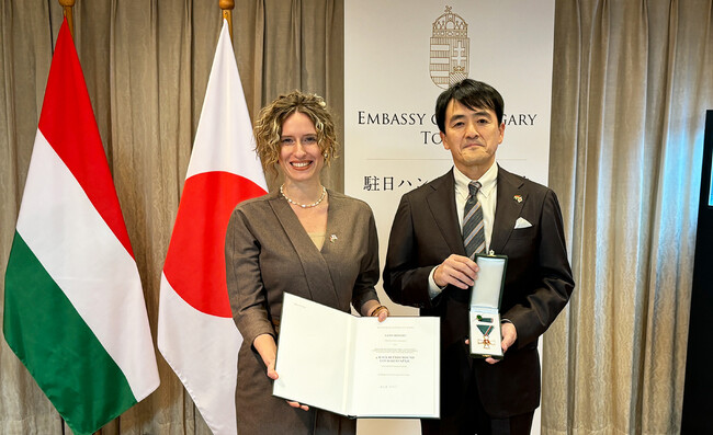 株式会社メガハウス社長 佐藤明宏が ハンガリー国騎士十字功労勲章を受章