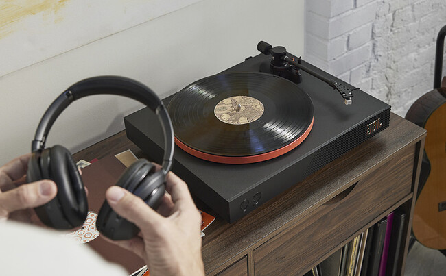手持ちのワイヤレススピーカーやヘッドホンでアナログレコードを本格的に楽しめる Bluetooth機能搭載ターンテーブル「Spinner BT」に新色追加！JBL公式店にて限定発売