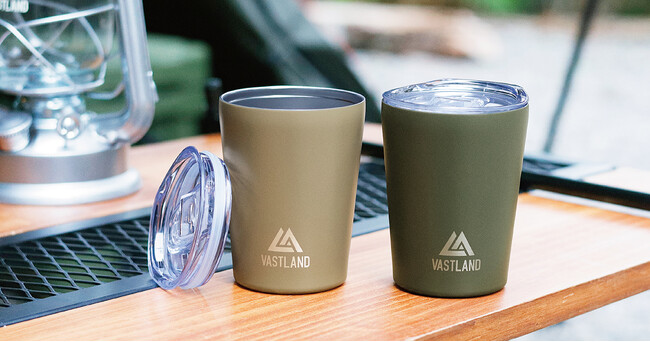 キャンプギアブランド「VASTLAND」、飲み物の温度を長時間キープし、コンビニコーヒーのカップホルダーとしても使える「真空断熱タンブラー フタ付き」を2024/2/17（土）に発売