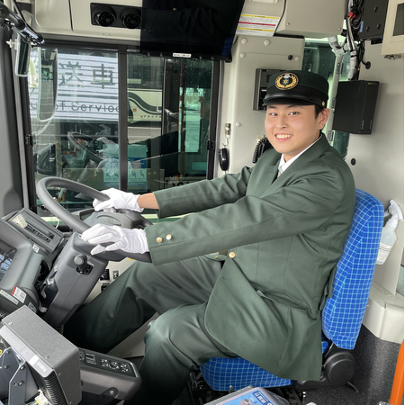 京都市交通局で最年少19歳の路線バス運転手誕生。大型第二種自動車運転免許の取得条件緩和で。