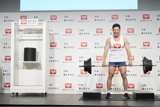 家庭日用品メーカーから、スペパ需要に応える“暮らすがえ”企業へ平安伸銅工業「つっぱり棒の日」記念発表会レポート　なかやまきんに君がつっぱり棒と威信をかけたパワー勝負