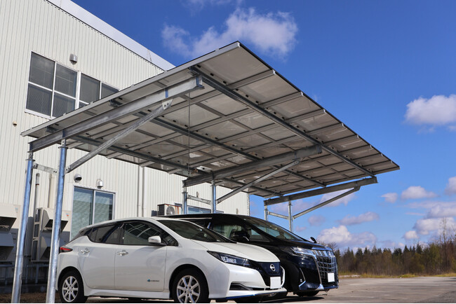 初めての利用者でも駐車しやすく、耐久性とデザイン性を兼ね備えた、後方支持タイプのソーラーカーポートを日栄インテックと明和工業が共同開発